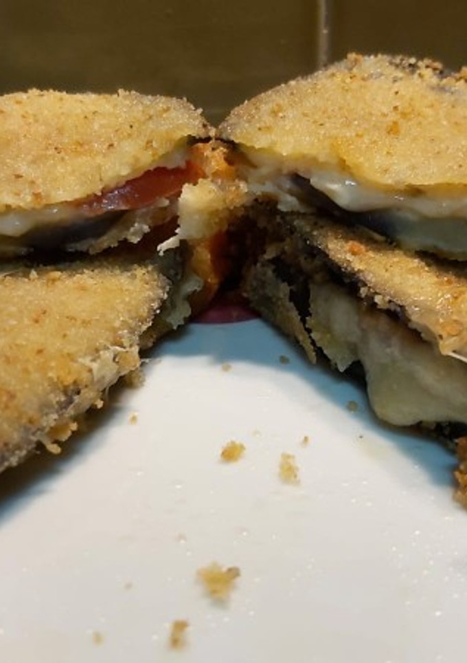 Una foto de Berenjena rellena de queso y tomate