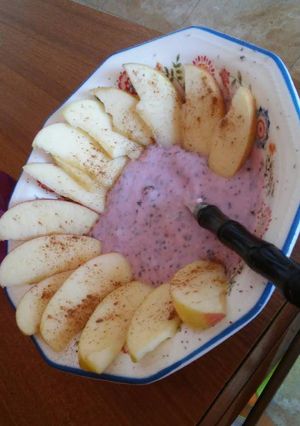 Una foto de Merienda sana manzana y yogurt