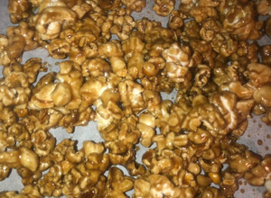 A picture of EASY Caramel corn 🍿.
