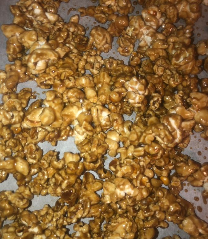 A picture of EASY Caramel corn 🍿.