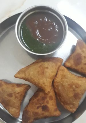 સમોસા (Samosa Recipe In Gujarati) રેસીપી મુખ્ય ફોટો
