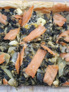 Foto principal de Tarta salada de majaillo de acelgas con salmón ahumado