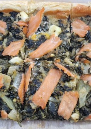 Una foto de Tarta salada de majaillo de acelgas con salmón ahumado