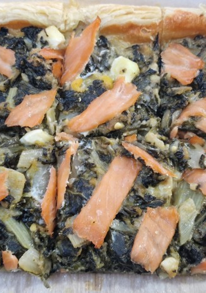 Una foto de Tarta salada de majaillo de acelgas con salmón ahumado