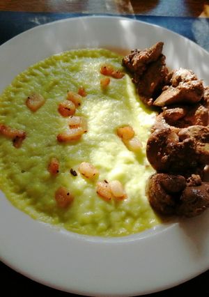Szalonnás sült csirkemáj cukkinipürével recept fotója