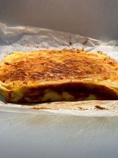 Una foto de Quiche sin masa de puerros cebolla jamón y queso de cabra