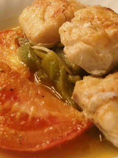 Una foto de Bacalao al horno sobre cama de verduras