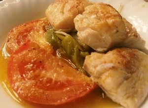 Foto principal de Bacalao al horno sobre cama de verduras