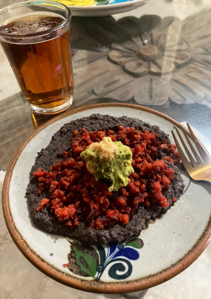 Una foto de Chorizo con frijoles y guacamole a la @Jauregri🍴