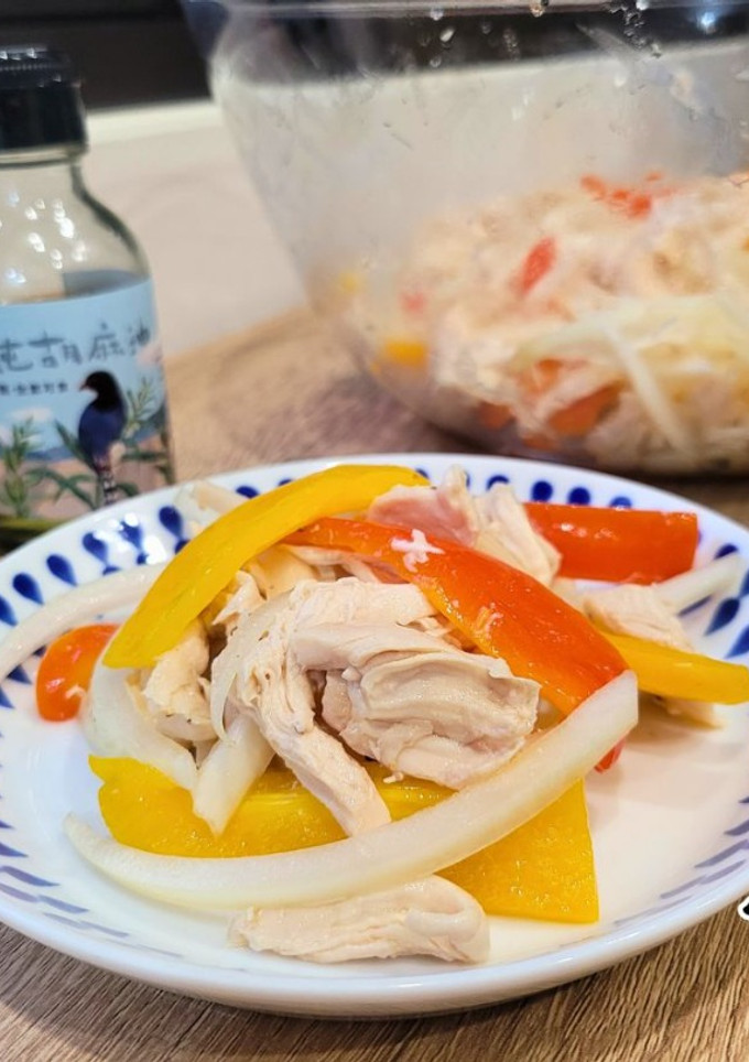 夏日輕鬆做，涼拌麻香彩椒雞絲 的食譜成品照片