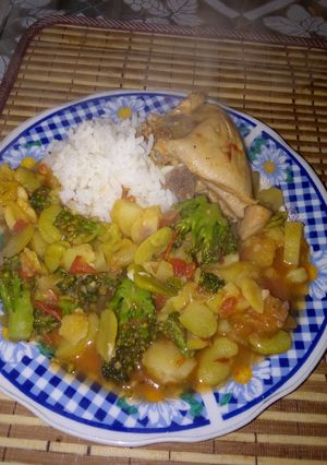 Una foto de Picante de habas con pollo