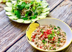 Hình của món Sốt Thịt Trứng Chấm Rau Sống.