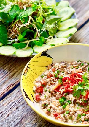 Hình của món Sốt Thịt Trứng Chấm Rau Sống.
