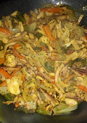 Una foto de Salteado de pollo y verduras
