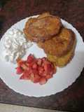 Torrijas rústicas con fresas maceradas y nata montada