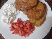Una foto de postre con nata montada