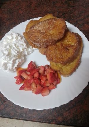 Foto principal de Torrijas rústicas con fresas maceradas y nata montada