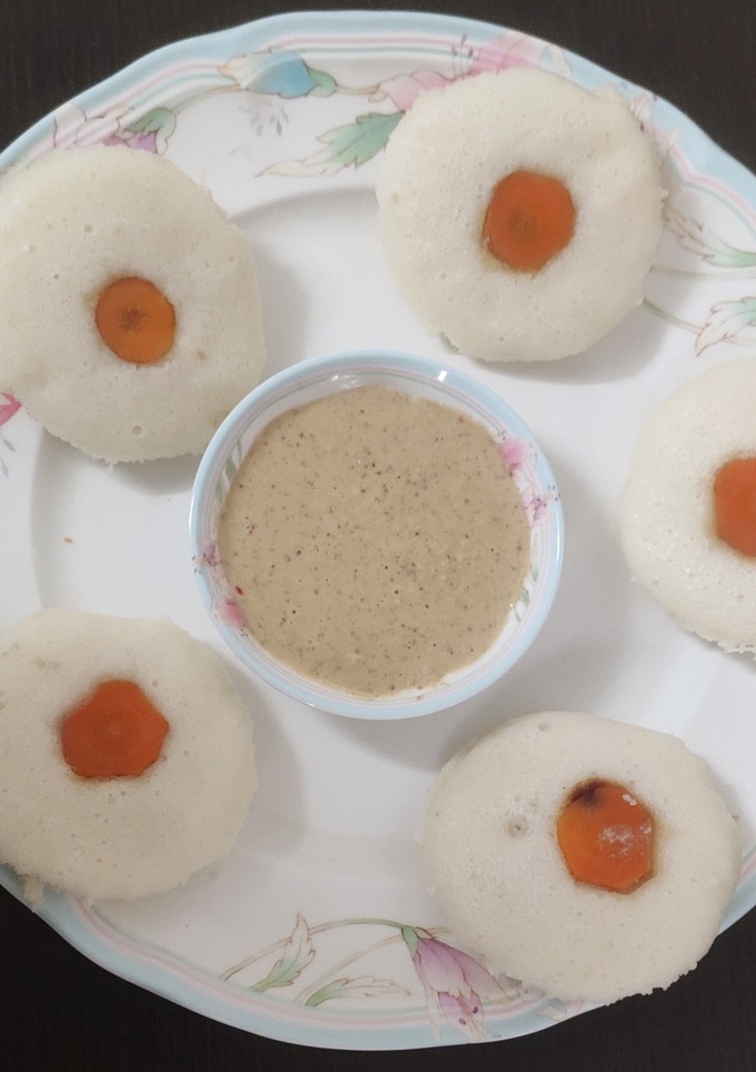 கேரட் டிசைன் இட்லி & தேங்காய் சட்னி (Carrot design Idly  & Cocount Chutney recipe in tamil) செய்முறை முக்கிய புகைப்படம்