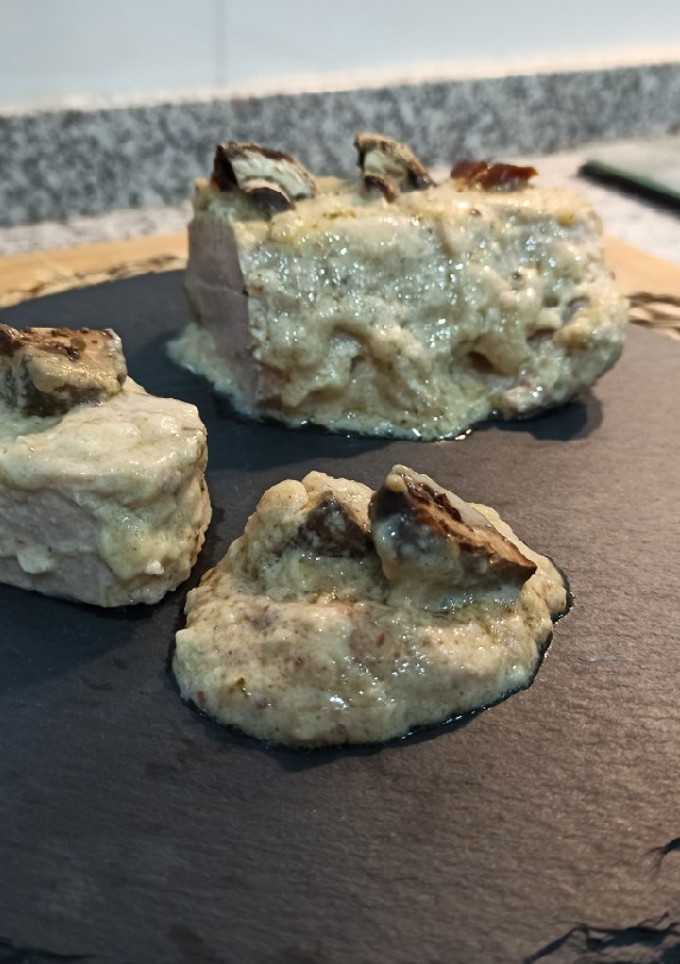 Una foto de Solomillo en salsa de gorgonzola y dátiles 🥣