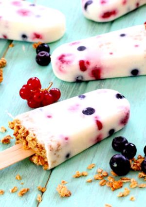 Una foto de Helado de yogur natural con frutos rojos