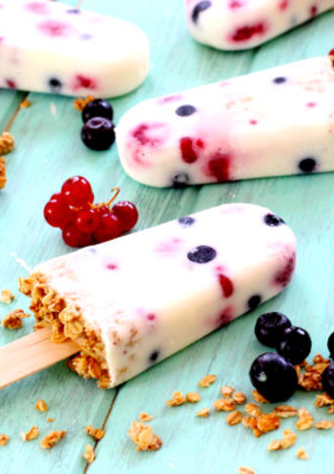 Una foto de Helado de yogur natural con frutos rojos