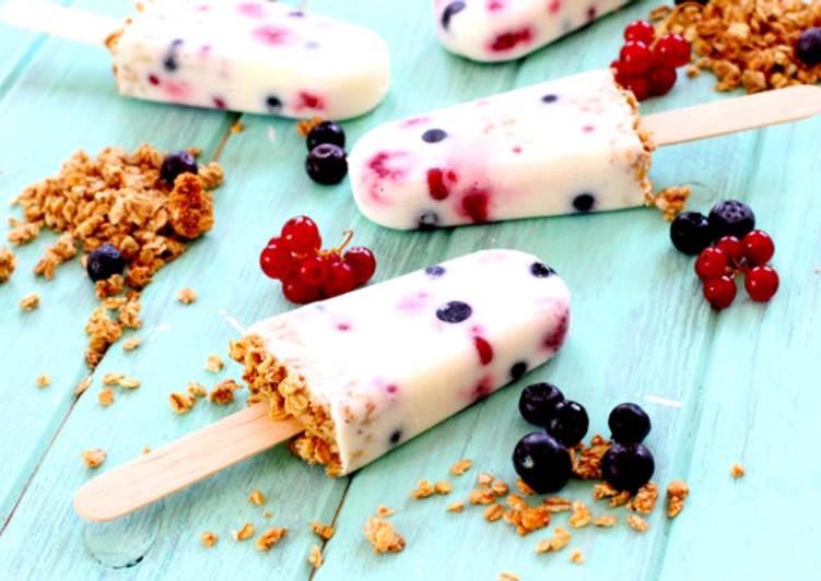 Helado de yogur natural con frutos rojos