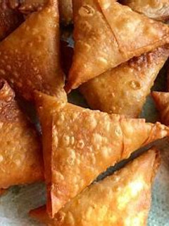 உருளை வெங்காயம் சமோசா (Urulai venkayam samosa recipe in tamil) செய்முறை முக்கிய புகைப்படம்