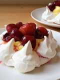Mini pavlove con ciliegie e crema al limone