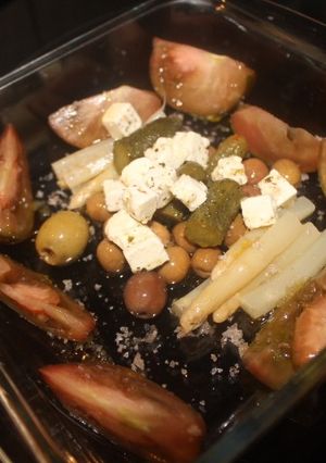 Foto principal de Ensalada con Tomate Negro, Espárragos, Queso y Encurtidos