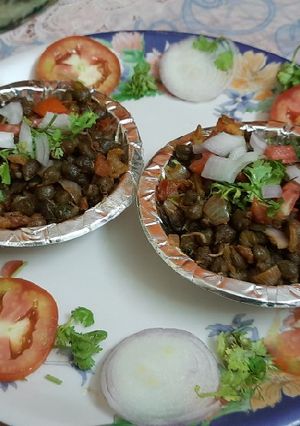 A picture of Mumbai juhu beach style butter sprouted green chana masala chaat.