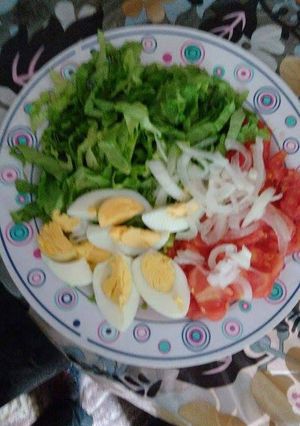 Una foto de Ensalada vegetariana con mucha onda 💜❤