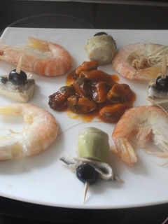 Una foto de Gambas con mejillones y boquerones en vinagre