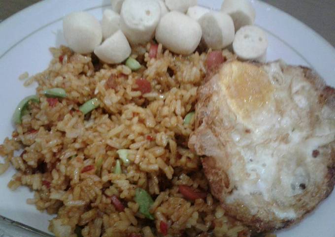 Nasi goreng sosis pete dengan telor ceplok