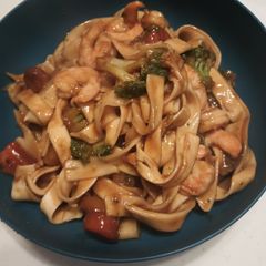 A picture of Wide-Noddle Shrimp Stirfry.
