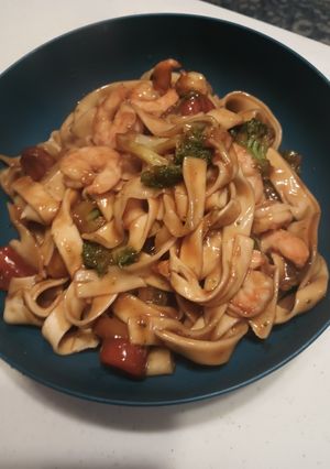 A picture of Wide-Noddle Shrimp Stirfry.