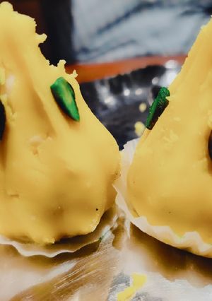 A picture of Kesar modak.