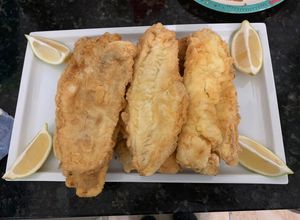 Una foto de Milanesa de merluza a la marinera