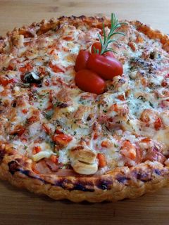 Una foto de HOJALDRE-PIZZA -Entre pizza y empanada-