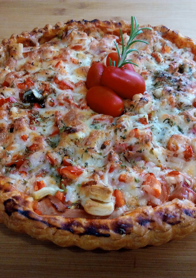 Una foto de HOJALDRE-PIZZA -Entre pizza y empanada-
