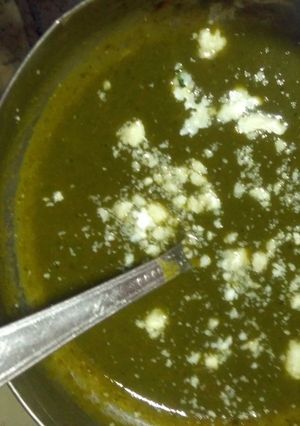 A picture of Hot and sizzling Spinach soup.