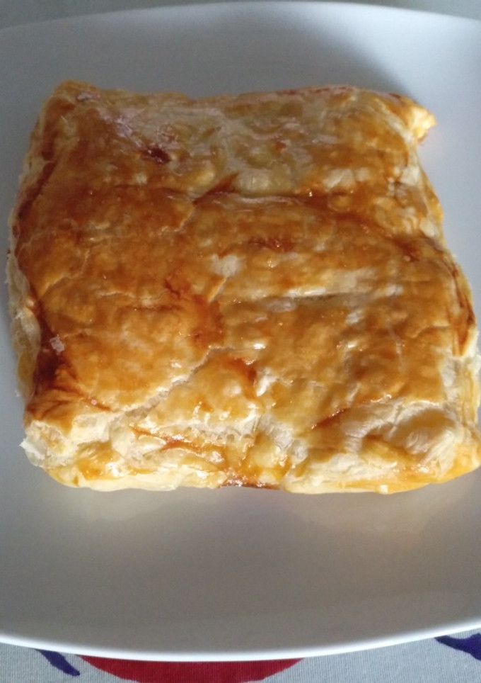 Una foto de Hojaldre de atún con piñones y aceitunas