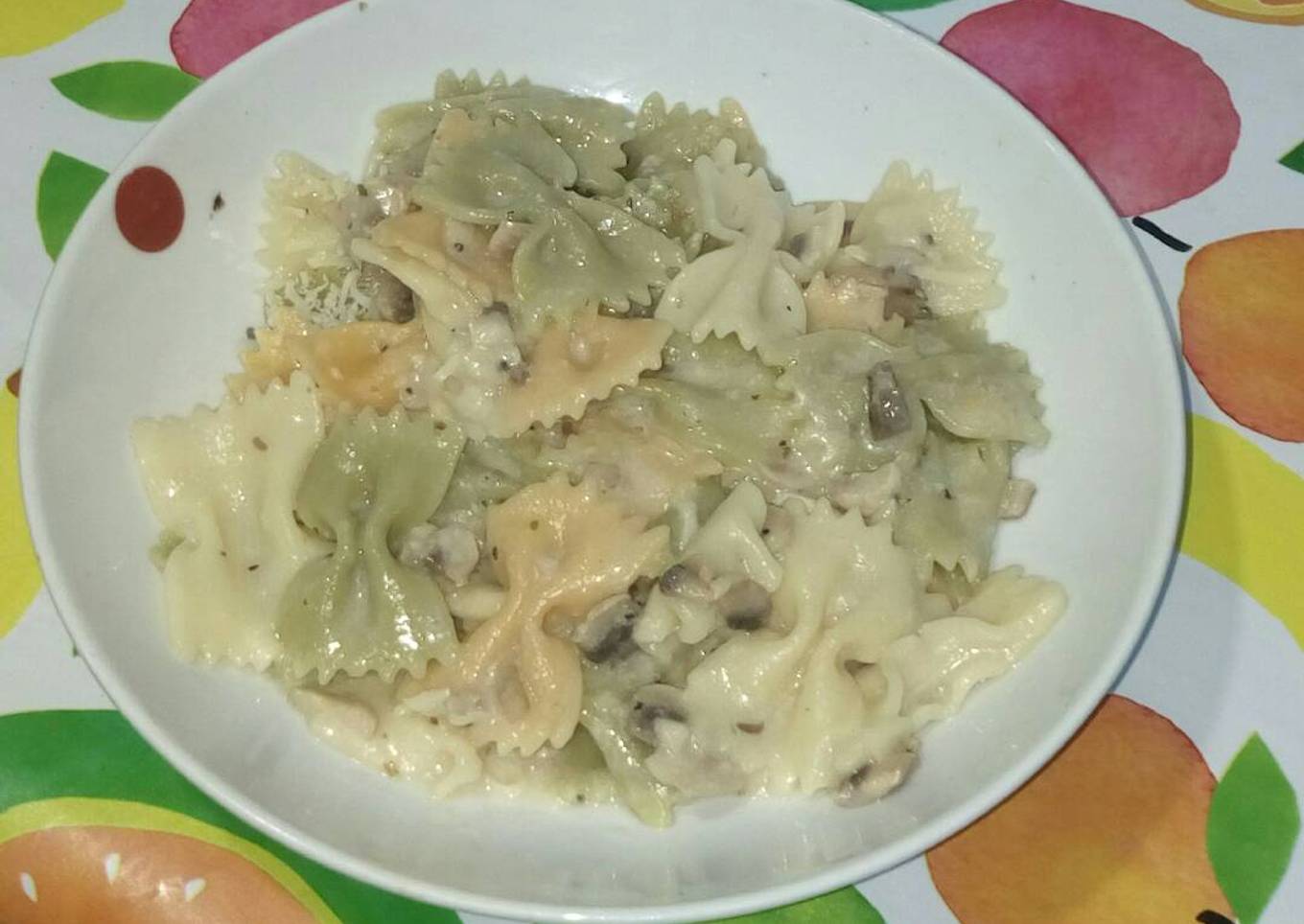 Pasta. Lazos con bechamel de champiñones