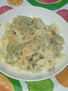 Una foto de Pasta. Lazos con bechamel de champiñones