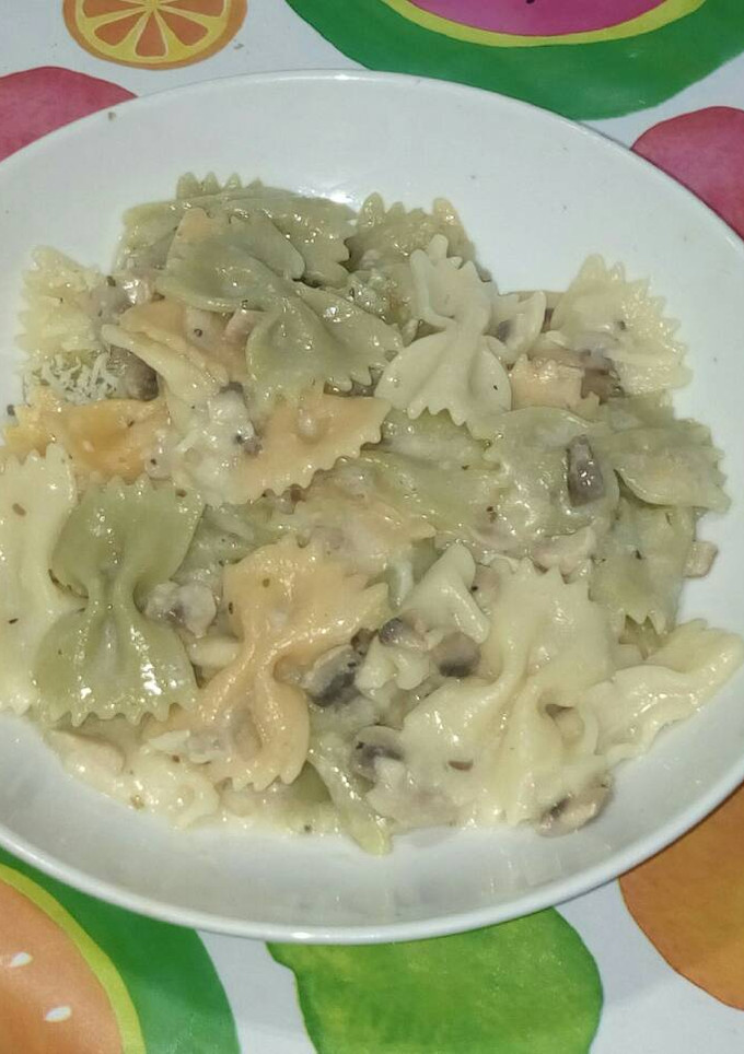 Una foto de Pasta. Lazos con bechamel de champiñones
