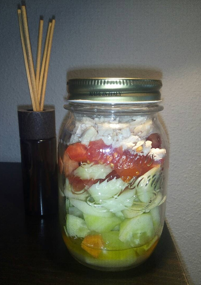 Una foto de Ensalada de pollo en bote