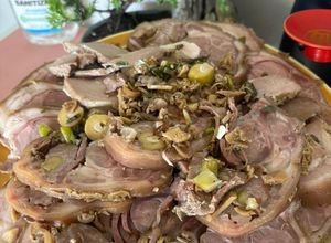 Hình của món Chân giò bó hầm ngũ vị.