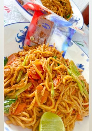 A picture of Stir-Fried Yellow Rice Noodles with Soy Sauce (Pad See Ew).