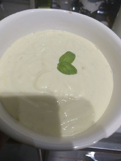 Una foto de Mayonesa de ajo y albahaca