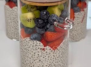 Foto de Overnight Oats com Mirtilos, Morangos e Kiwi
