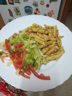 Una foto de Pasta con salsa de carne y ensalada